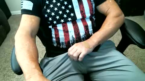 Snapshot of fitguy40 chatting on February 8, 8:12 pm fitguy40 online show from February 8, 8:12 pm