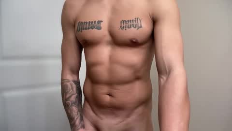 Snapshot of fithornyandtatted chatting on December 1, 9:09 pm fithornyandtatted online show from December 1, 9:09 pm