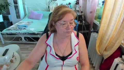 Snapshot of flowerlover8 chatting on May 5, 7:27 am Flowerlower online show from May 5, 7:27 am