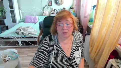 Snapshot of flowerlover8 chatting on May 12, 6:21 am Flowerlower online show from May 12, 6:21 am