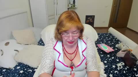Snapshot of flowerlover8 chatting on May 31, 6:09 pm Flowerlower online show from May 31, 6:09 pm