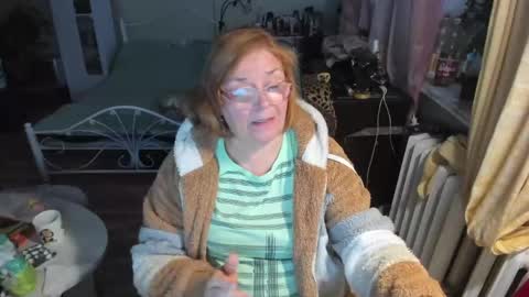 Snapshot of flowerlover8 chatting on June 1, 7:37 pm Flowerlower online show from June 1, 7:37 pm