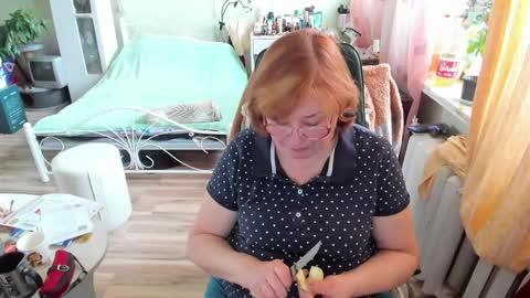 Snapshot of flowerlover8 chatting on June 2, 9:33 am Flowerlower online show from June 2, 9:33 am