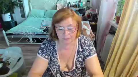 Snapshot of flowerlover8 chatting on June 9, 5:57 pm Flowerlower online show from June 9, 5:57 pm