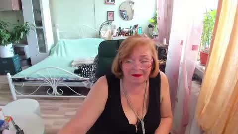 Snapshot of flowerlover8 chatting on June 13, 11:19 am Flowerlower online show from June 13, 11:19 am