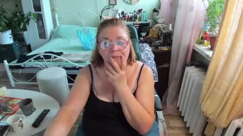 Snapshot of flowerlover8 chatting on June 17, 10:39 am Flowerlower online show from June 17, 10:39 am