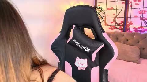  FLUFFY BUBBLE  online show from January 8, 4:15 am