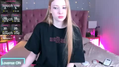 Mia online show from October 24, 4:03 pm