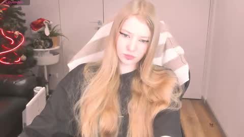 Mia online show from December 17, 4:02 pm