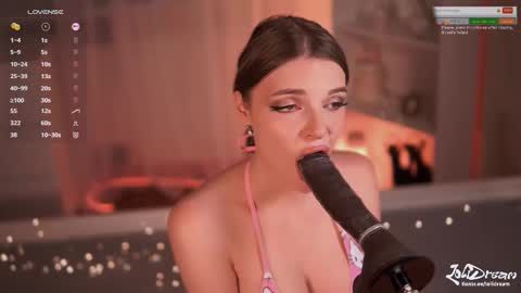 Snapshot of fluffyellie chatting on October 17, 3:25 pm ask me online show from October 17, 3:25 pm