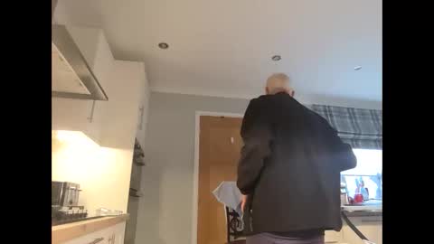 Snapshot of footworshiper2211 chatting on November 10, 10:36 am footworshiper2211 online show from November 10, 10:36 am