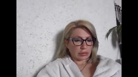 Snapshot of fox_red_lady7 chatting on May 5, 8:44 am fox_red_lady7 online show from May 5, 8:44 am