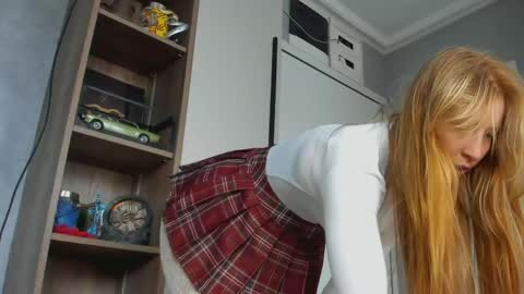 Snapshot of foxie_kiss chatting on May 24, 8:30 am Hello world Feel free to follow online show from May 24, 8:30 am