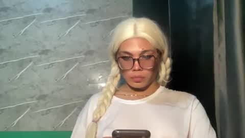 Snapshot of foxli_xx chatting on June 9, 11:33 am KITTY online show from June 9, 11:33 am