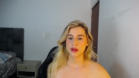 Snapshot of foxvalerin chatting on September 22, 11:12 am Valerin. online show from September 22, 11:12 am