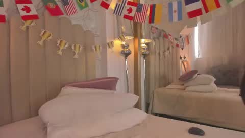 Snapshot of foxy200__ chatting on June 25, 8:35 pm Foxy online show from June 25, 8:35 pm