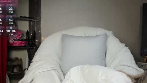 Snapshot of foxy_blond chatting on February 1, 3:30 am Foxy online show from February 1, 3:30 am