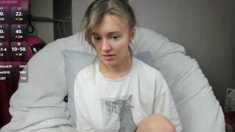 Snapshot of foxy_blond chatting on February 6, 6:29 am Foxy online show from February 6, 6:29 am