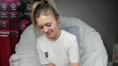 Snapshot of foxy_blond chatting on February 22, 3:23 am Foxy online show from February 22, 3:23 am