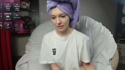 Snapshot of foxy_blond chatting on February 25, 3:52 am Foxy online show from February 25, 3:52 am