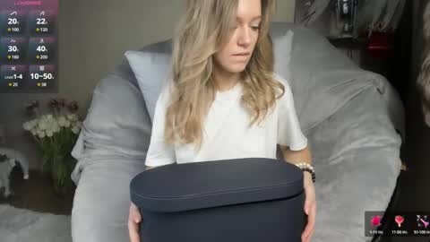 Snapshot of foxy_blond chatting on March 12, 3:35 am Foxy online show from March 12, 3:35 am