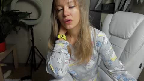 Snapshot of foxy_blond chatting on September 18, 12:23 am Foxy online show from September 18, 12:23 am