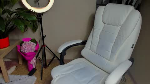 Snapshot of foxy_blond chatting on October 6, 12:19 am Foxy online show from October 6, 12:19 am