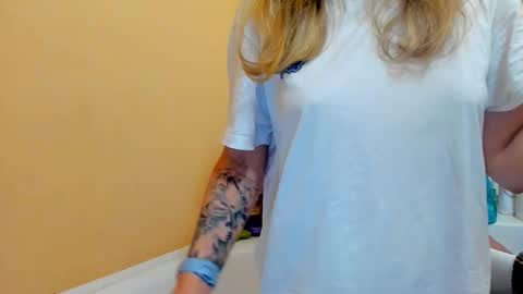 Snapshot of foxy_blond chatting on October 9, 12:19 am Foxy online show from October 9, 12:19 am