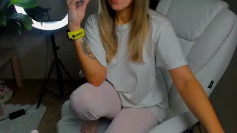 Snapshot of foxy_blond chatting on October 22, 11:26 pm Foxy online show from October 22, 11:26 pm