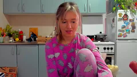 Snapshot of foxy_blond chatting on November 7, 12:49 pm Foxy online show from November 7, 12:49 pm