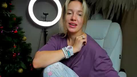 Snapshot of foxy_blond chatting on December 3, 12:18 am Foxy online show from December 3, 12:18 am