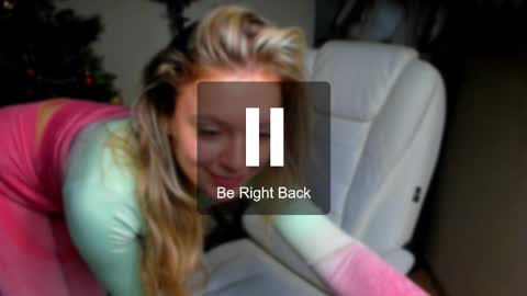 Snapshot of foxy_blond chatting on December 4, 12:20 am Foxy online show from December 4, 12:20 am