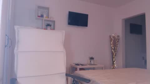 Snapshot of foxyadele_ chatting on June 8, 6:36 am Adela - Single mom. 40 y online show from June 8, 6:36 am