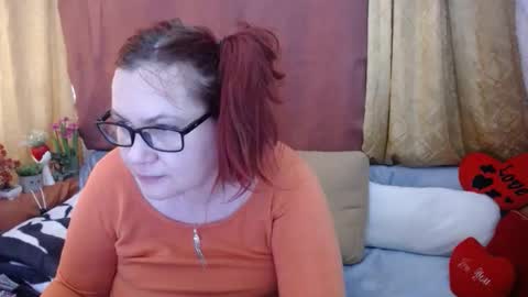 Snapshot of foxydesiree chatting on May 18, 9:48 am foxydesiree online show from May 18, 9:48 am