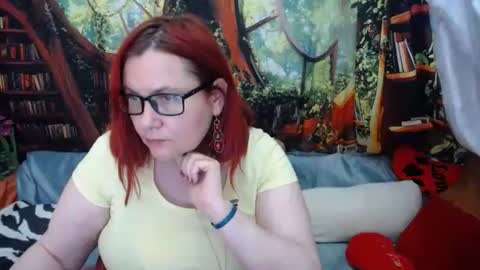 Snapshot of foxydesiree chatting on May 21, 7:43 pm foxydesiree online show from May 21, 7:43 pm