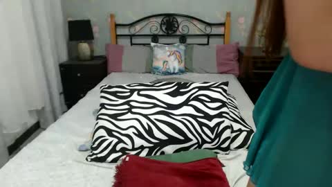 Snapshot of foxyhershey chatting on December 20, 9:06 pm foxyhershey online show from December 20, 9:06 pm