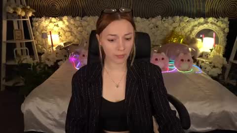 Snapshot of foxymayy chatting on May 13, 12:35 pm Maya online show from May 13, 12:35 pm