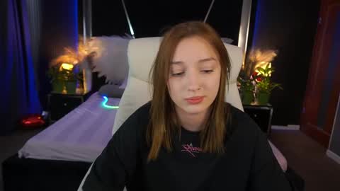Snapshot of foxymayy chatting on June 3, 4:01 pm Maya online show from June 3, 4:01 pm