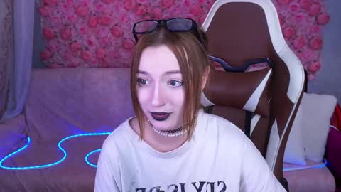Snapshot of foxymayy chatting on June 8, 1:28 am Maya online show from June 8, 1:28 am