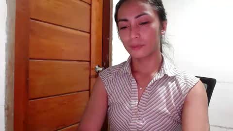 Snapshot of foxytheaxxx chatting on May 21, 8:43 am Thea online show from May 21, 8:43 am
