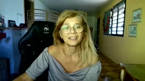 Snapshot of francelune chatting on May 6, 8:30 am francelune online show from May 6, 8:30 am