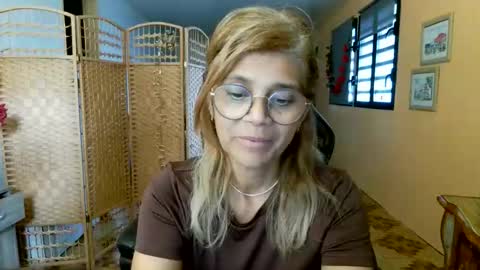 Snapshot of francelune chatting on May 7, 12:54 pm francelune online show from May 7, 12:54 pm