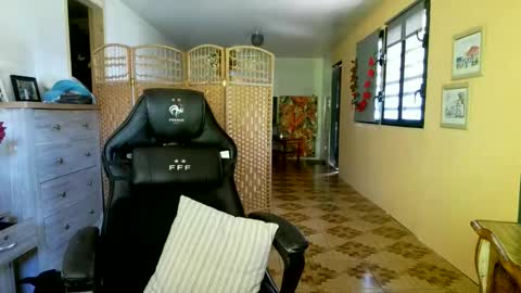 Snapshot of francelune chatting on May 8, 8:52 am francelune online show from May 8, 8:52 am
