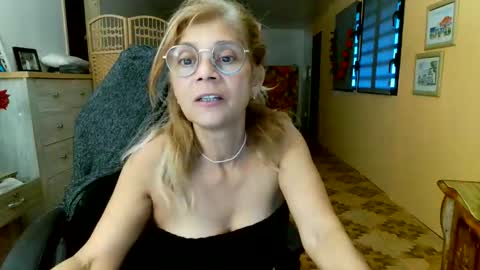 Snapshot of francelune chatting on May 12, 1:08 pm francelune online show from May 12, 1:08 pm