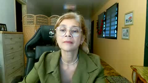 Snapshot of francelune chatting on May 13, 1:41 pm francelune online show from May 13, 1:41 pm