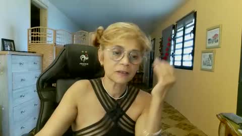 Snapshot of francelune chatting on May 23, 12:31 pm francelune online show from May 23, 12:31 pm