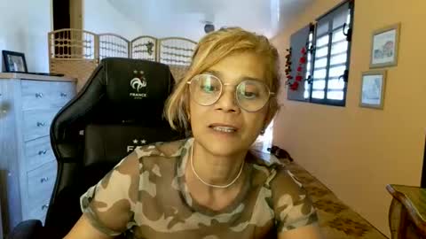 Snapshot of francelune chatting on May 24, 9:47 am francelune online show from May 24, 9:47 am