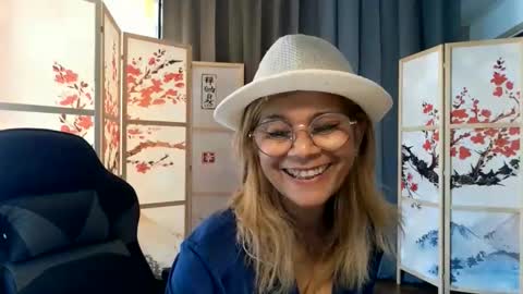 Snapshot of francelune chatting on May 31, 4:25 pm francelune online show from May 31, 4:25 pm