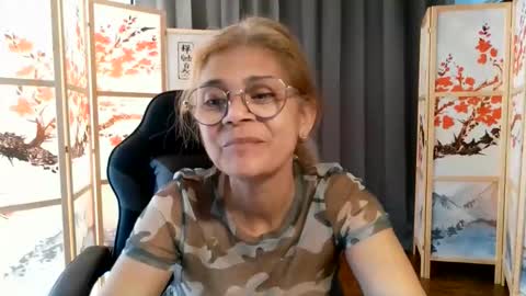 Snapshot of francelune chatting on June 2, 8:27 am francelune online show from June 2, 8:27 am