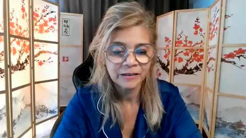 Snapshot of francelune chatting on June 9, 2:17 pm francelune online show from June 9, 2:17 pm